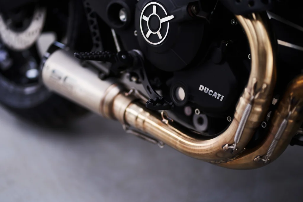 Cafe racer exhaust